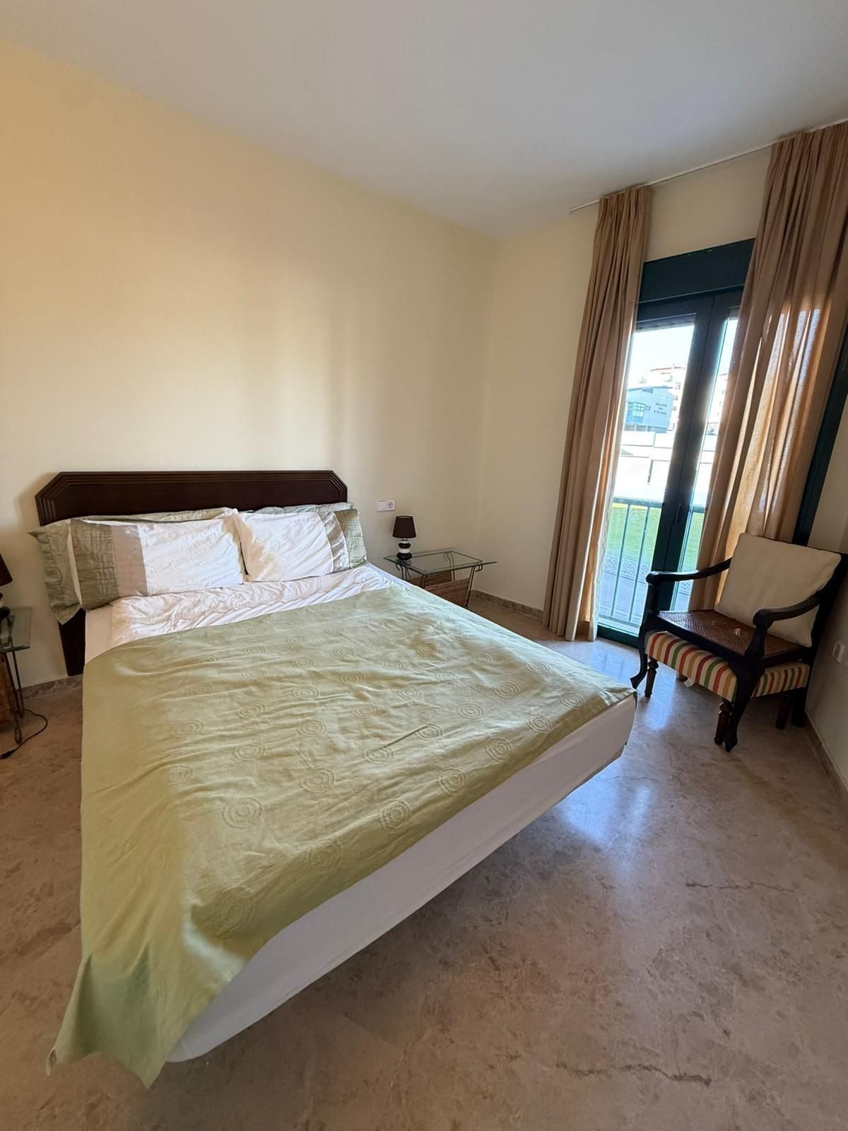 Gezellige slaapkamer met toegang tot balkon en een comfortabel bed.