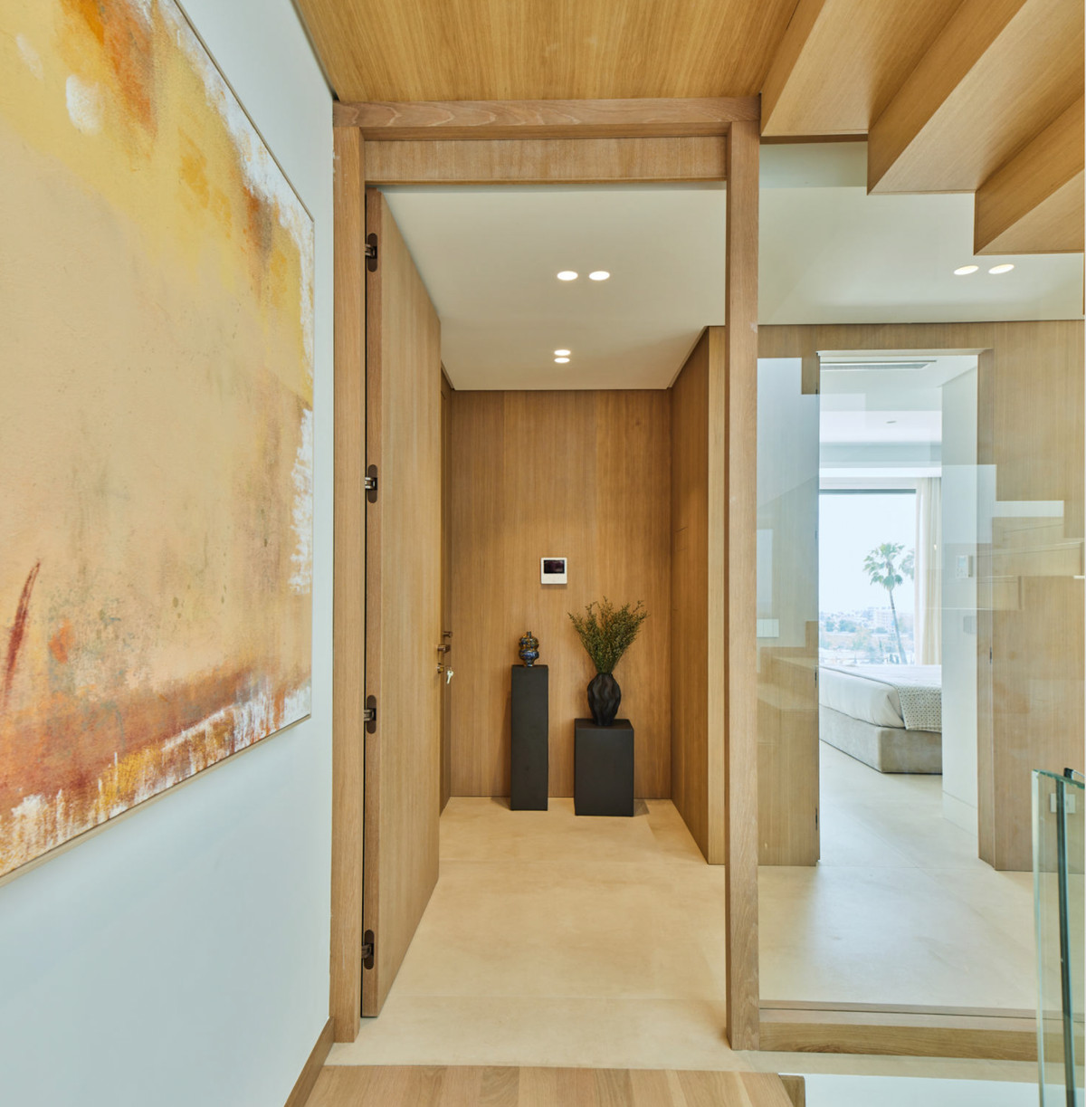 Moderne hal met houten lambrisering en abstract kunstwerk