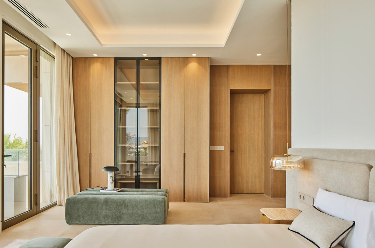 Moderne slaapkamer met houten kastontwerp en bed