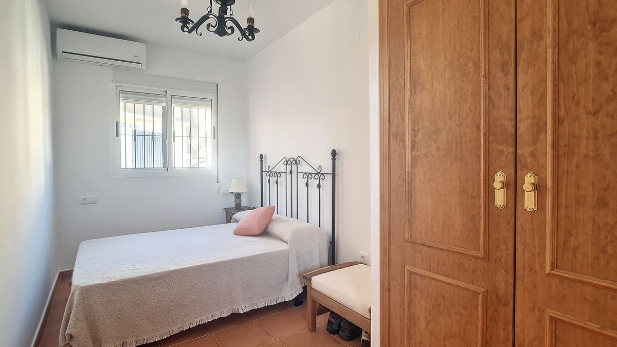 Gezellige slaapkamer met bed, raam en houten kledingkast