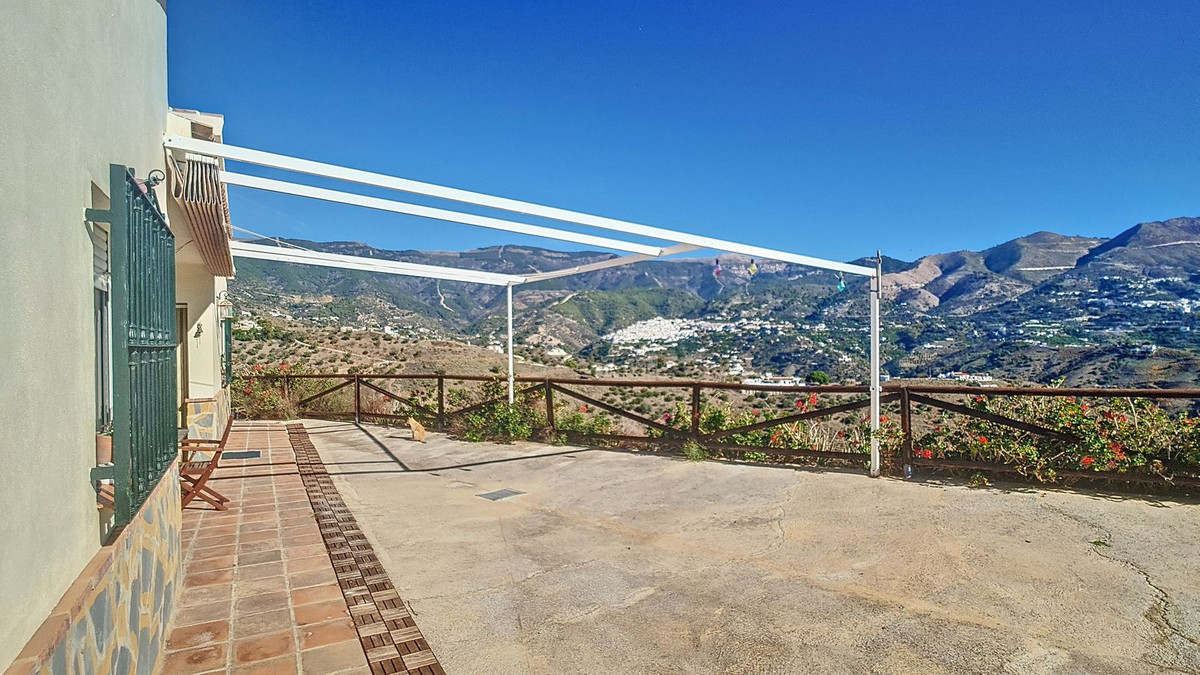 Terras met uitzicht op de bergen in Spanje.