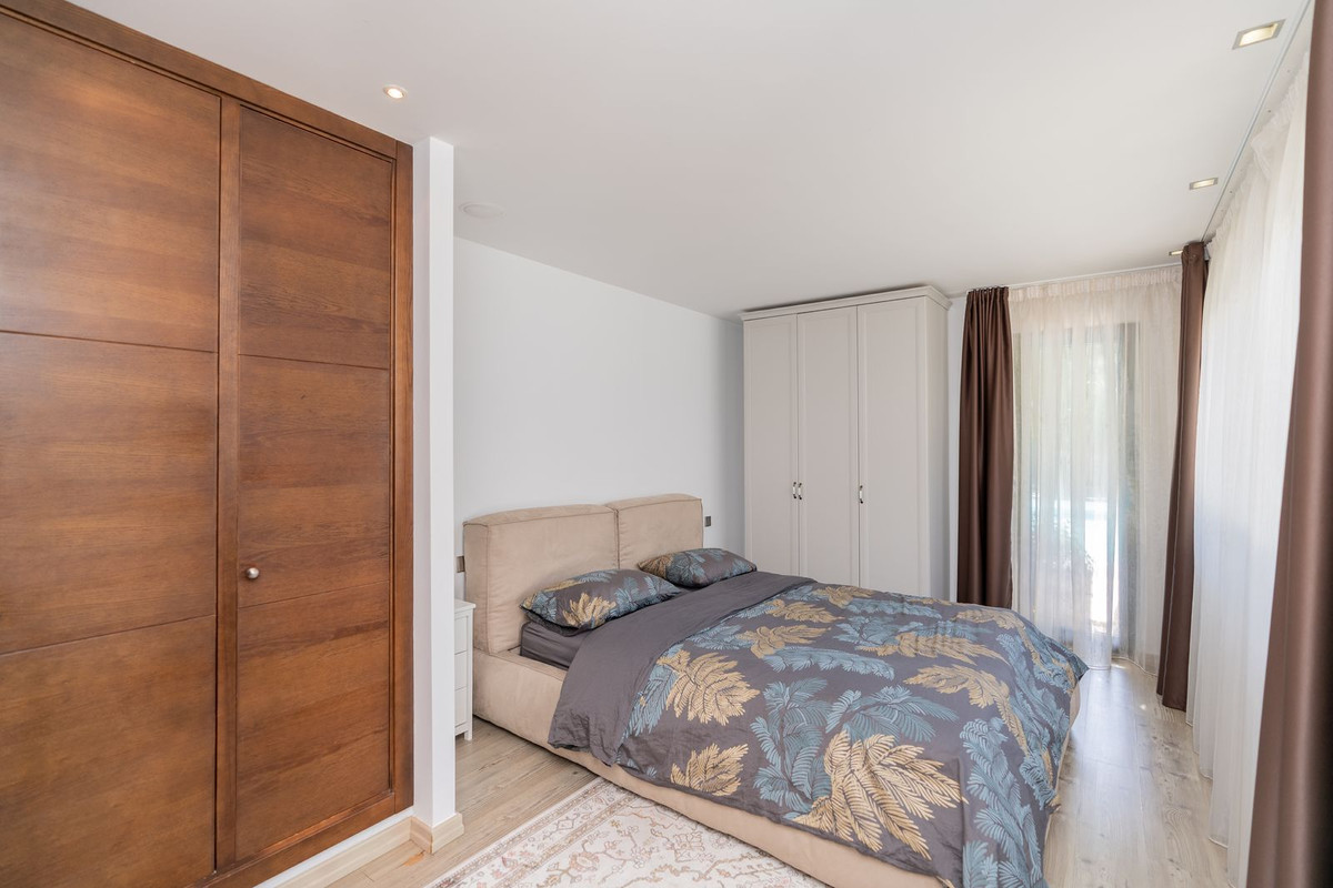 Slaapkamer interieur met kledingkasten en tweepersoonsbed.