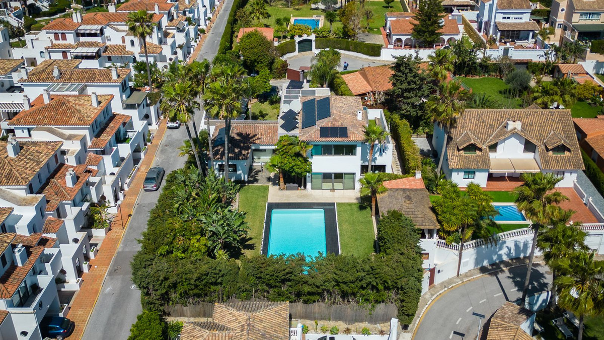 Luchtfoto van een luxe villa met zwembad en tuin.