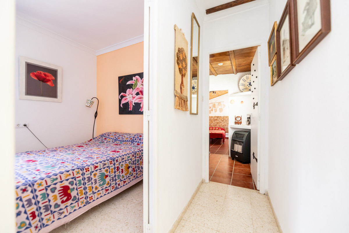 Gezellige slaapkamer en hal interieur in een huis.