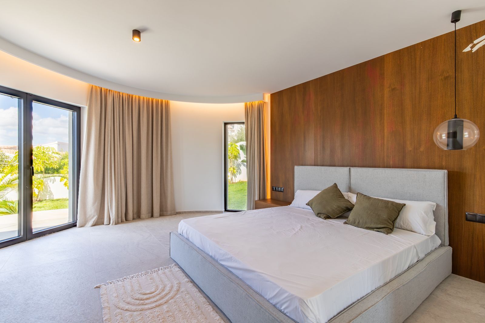 Moderne slaapkamer met uitzicht op de tuin in een villa