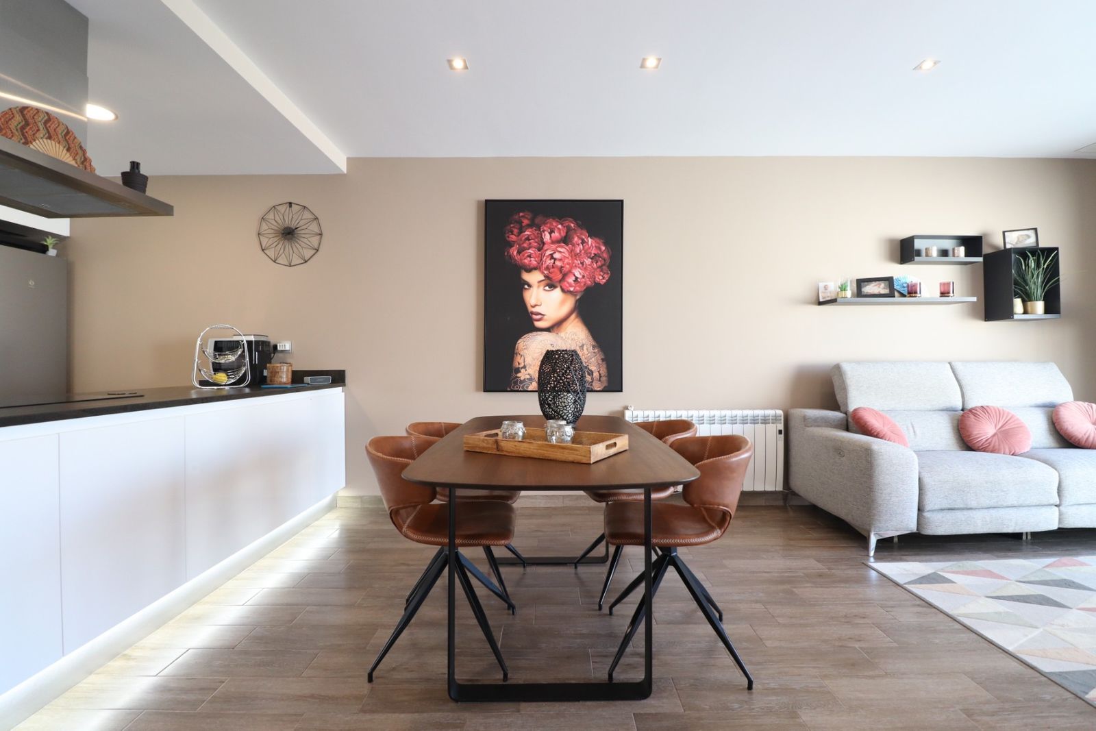 Stijlvol appartement met eethoek en woonkamer.