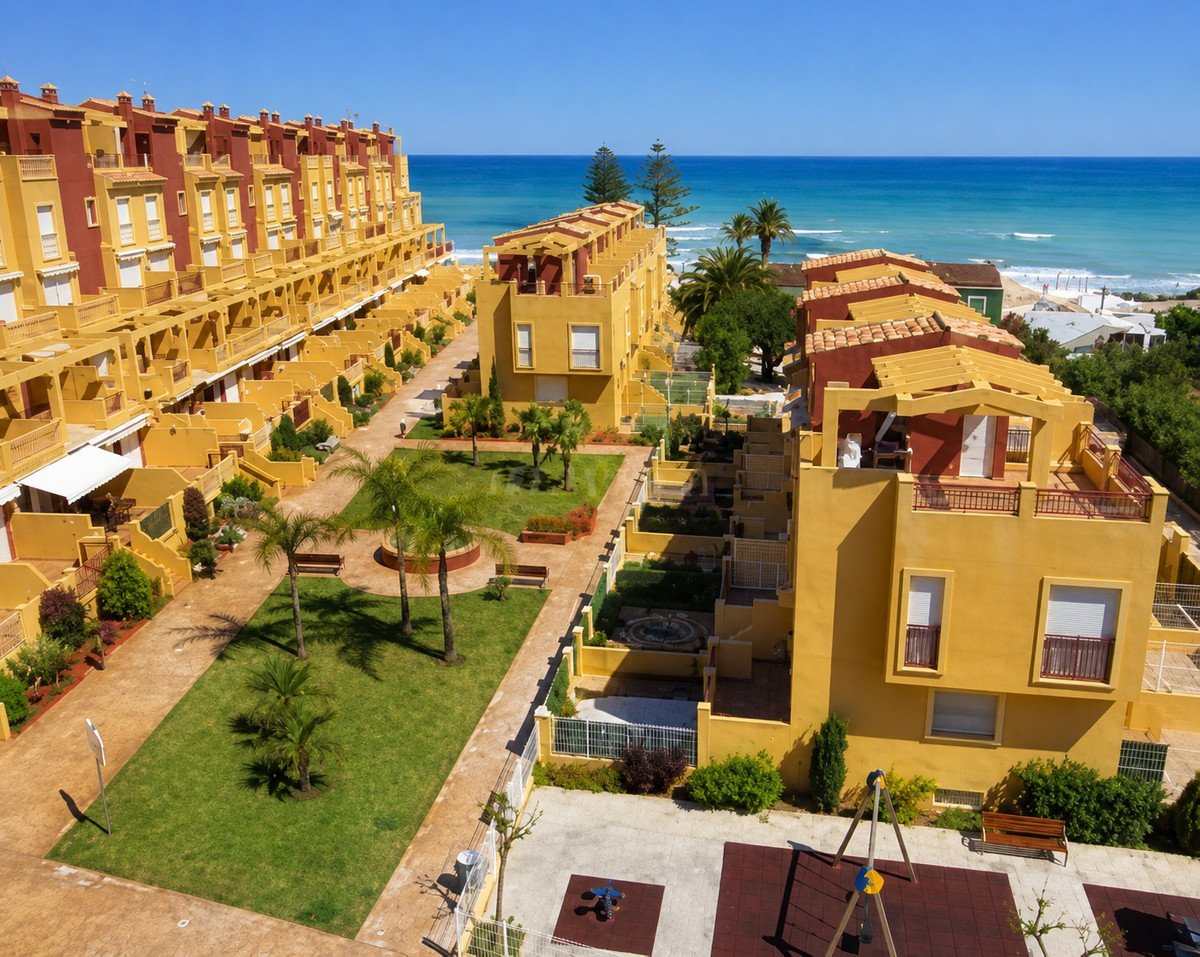 4 Bed Rijtjeshuis in Denia in Denia, 