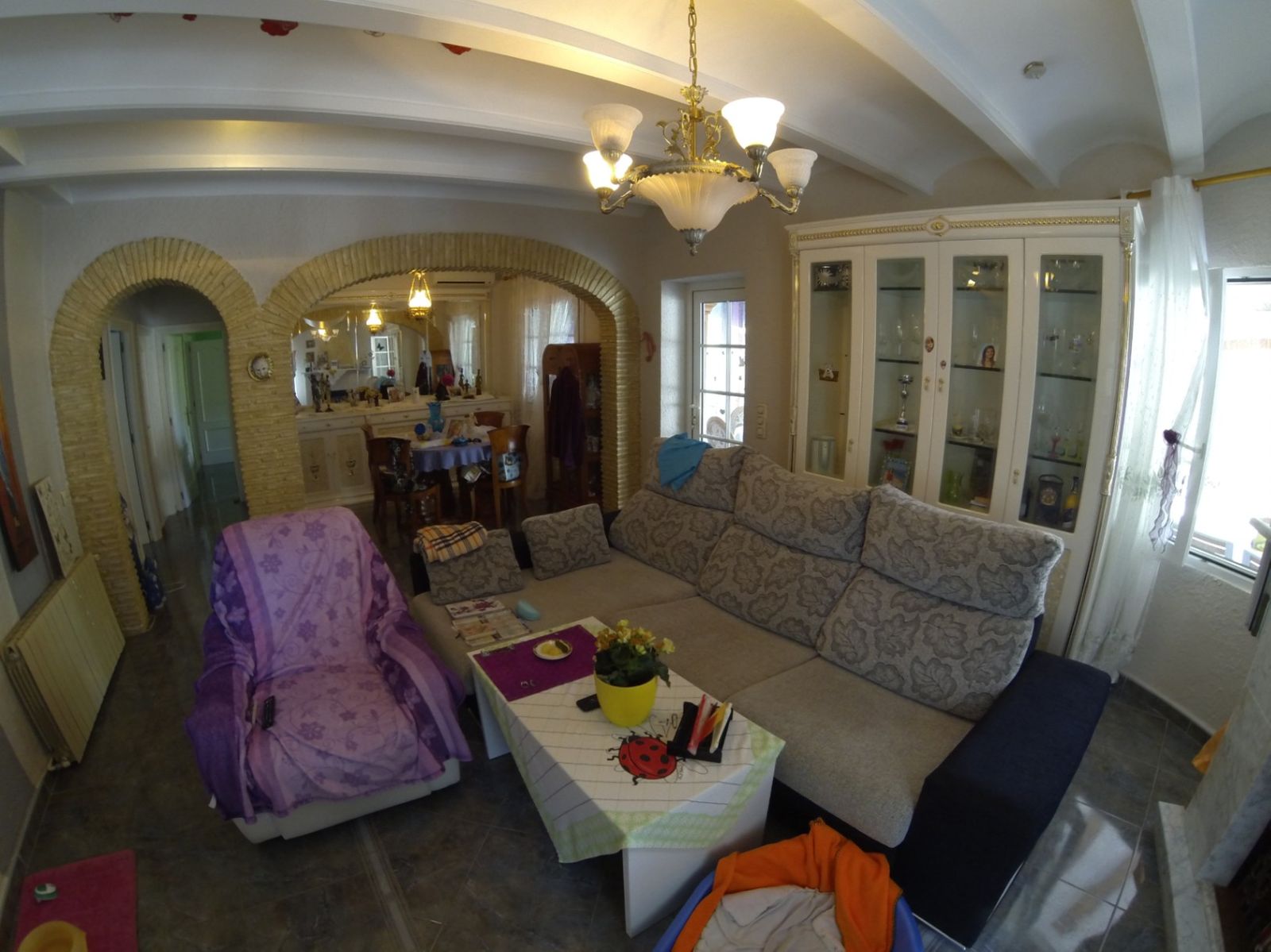 Gezellige woonkamer interieur met bank en kastenwand