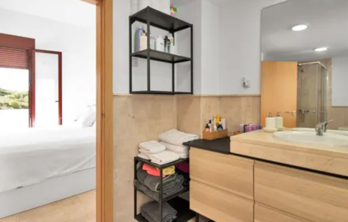 Moderne badkamer met uitzicht op de slaapkamer