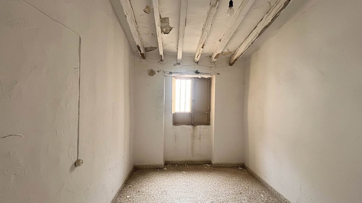 02 empty room with window