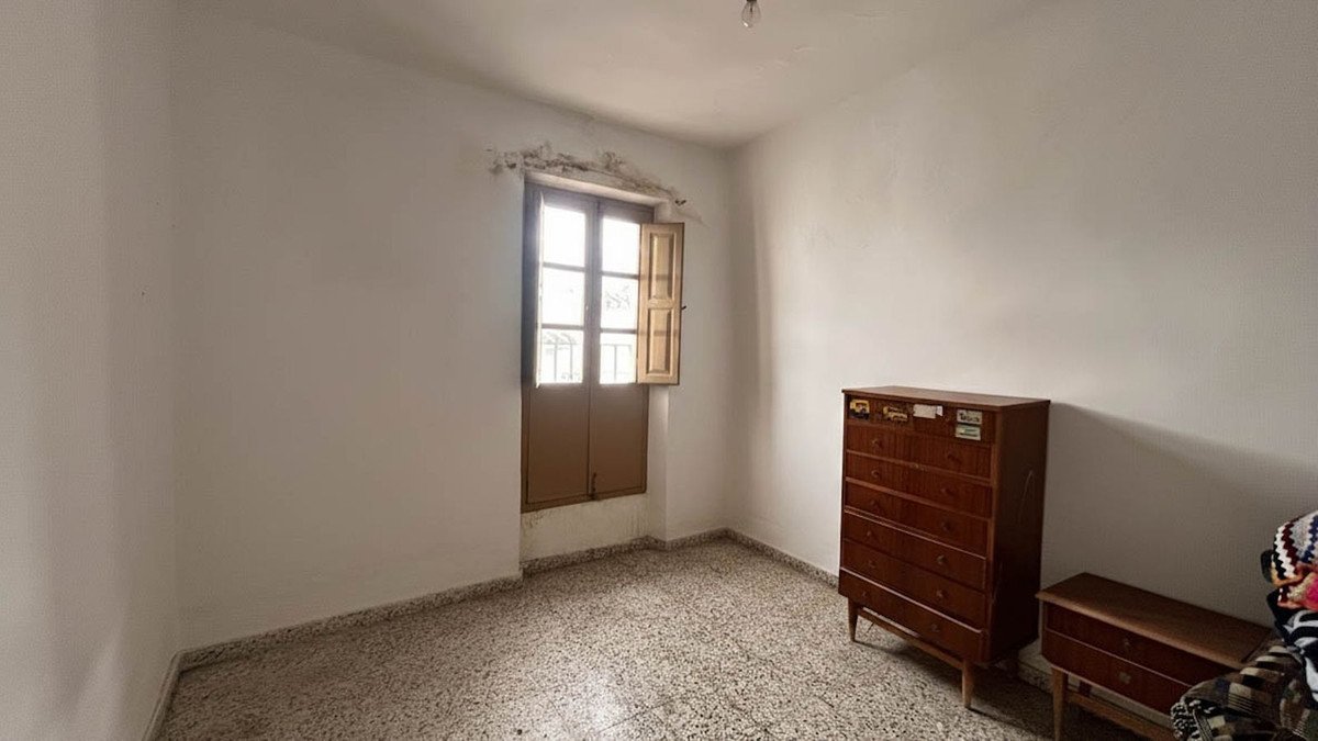 06 small room with window