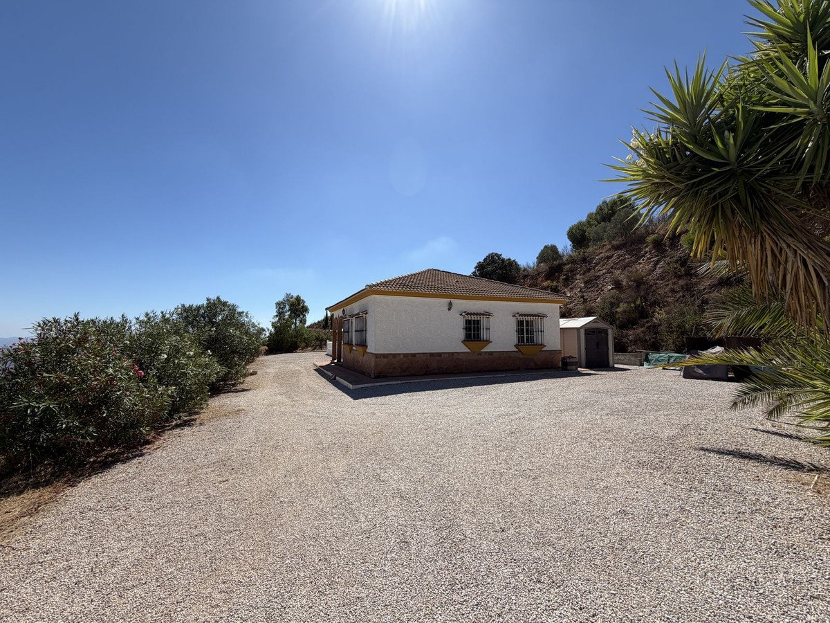 3 Bed Detached Villa in Colmenar in Colmenar, Detached Villa