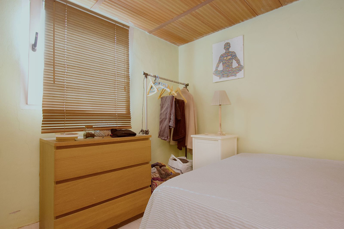 Gezellige slaapkamer met houten meubels en beige interieur.
