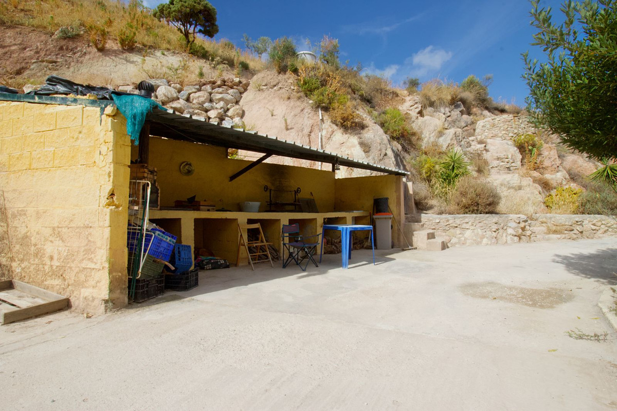 Buitenkeuken en patio met uitzicht op een rotsachtige heuvel