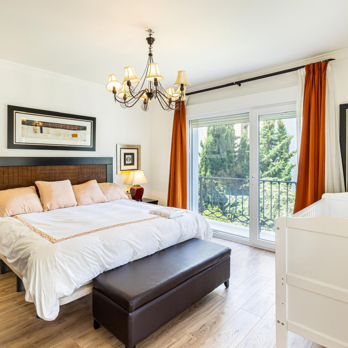 Gezellige slaapkamer met balkon en wieg.