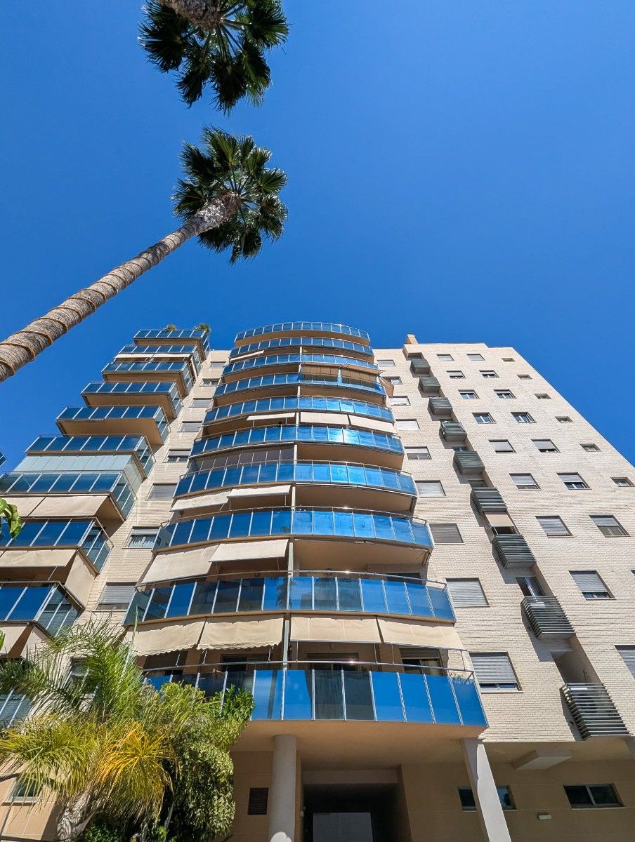 Exterieur van een luxe appartementencomplex met blauwe balkons.