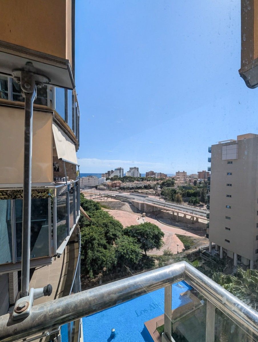 Balkon uitzicht op de stad en kustlijn