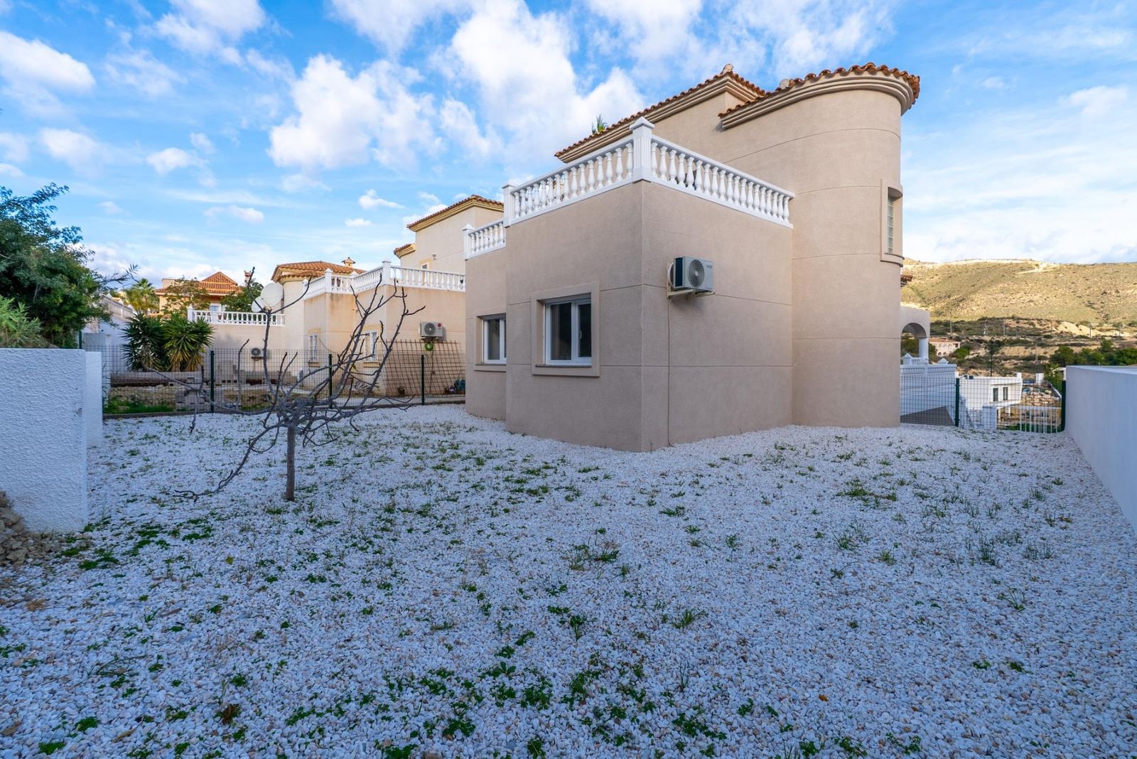 3 Bed Bungalow in El Campello في El Campello, بنغالو