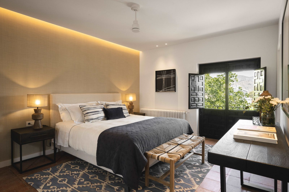 Gezellige slaapkamer met balkon en uitzicht op de bergen.