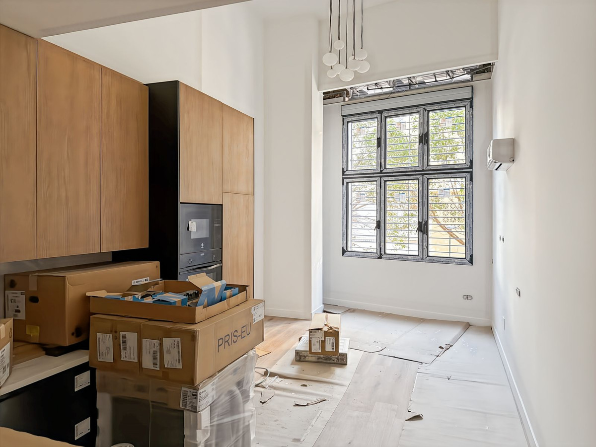 Moderne keukenrenovatie in uitvoering, met nog uit te pakken dozen.