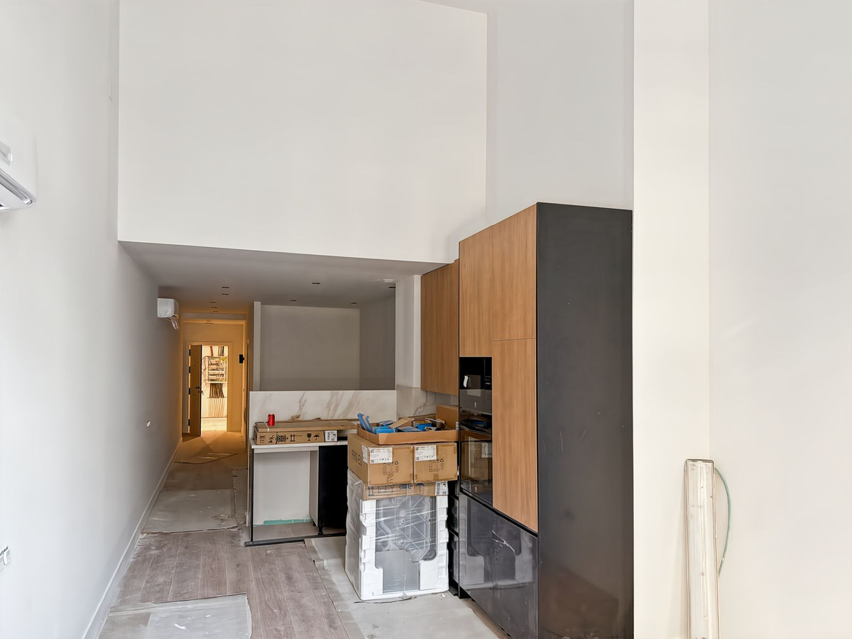 Onvoltooide moderne keukeninterieur met apparatuur in dozen