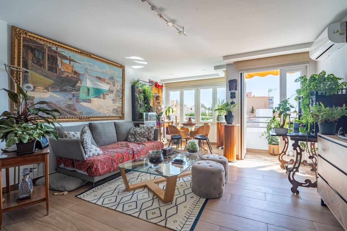 Lichte woonkamer met planten en kunst