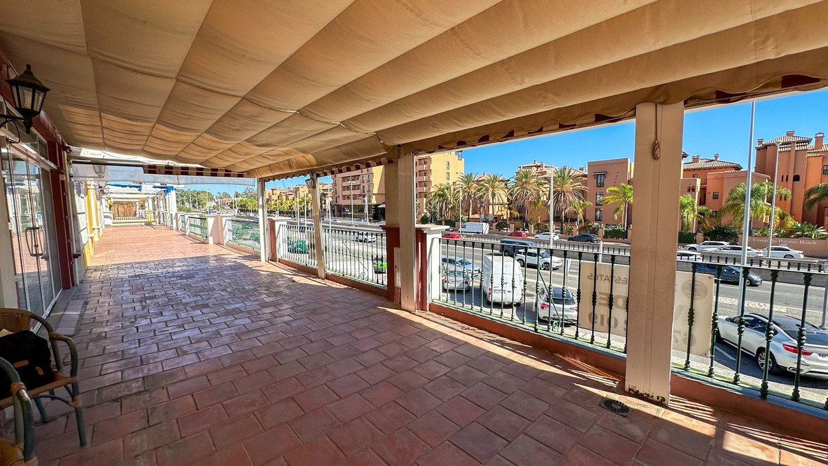 2 Bed Commercial Premises in El Paraiso in El Paraiso — Commercieel Pand