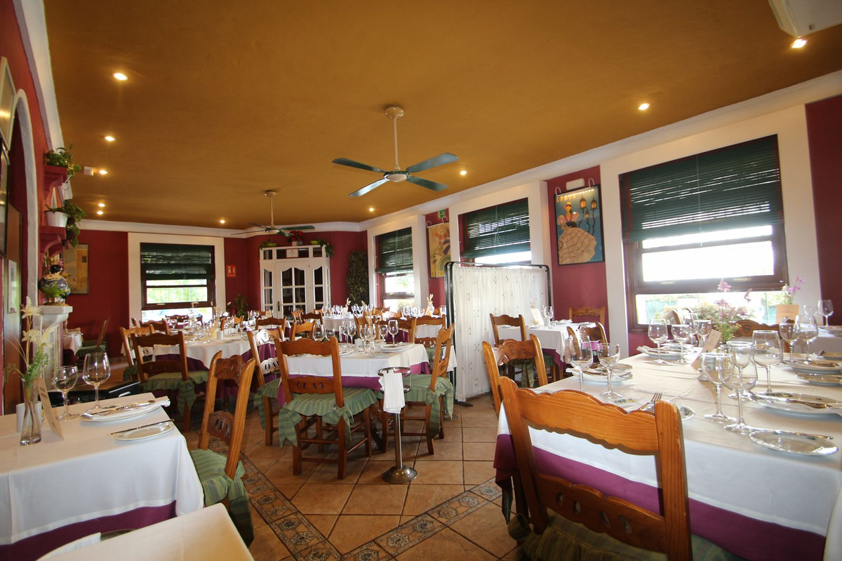 2 Bed Restaurant in El Paraiso - El Paraiso — Restoran