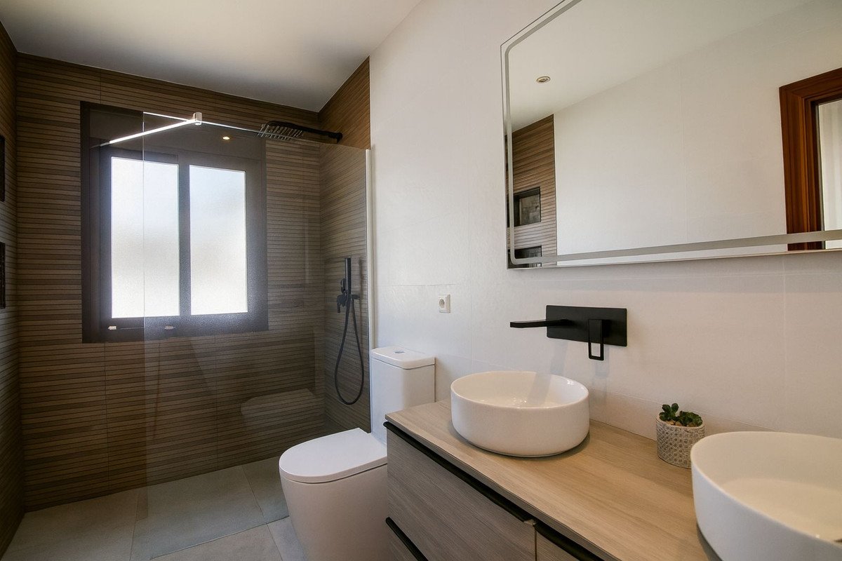 4 Bed Detached Villa in El Paraiso in El Paraiso — Detached Villa