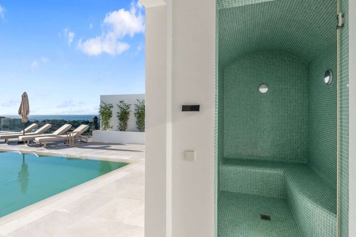 5 Bed Detached Villa in El Paraiso in El Paraiso, Detached Villa