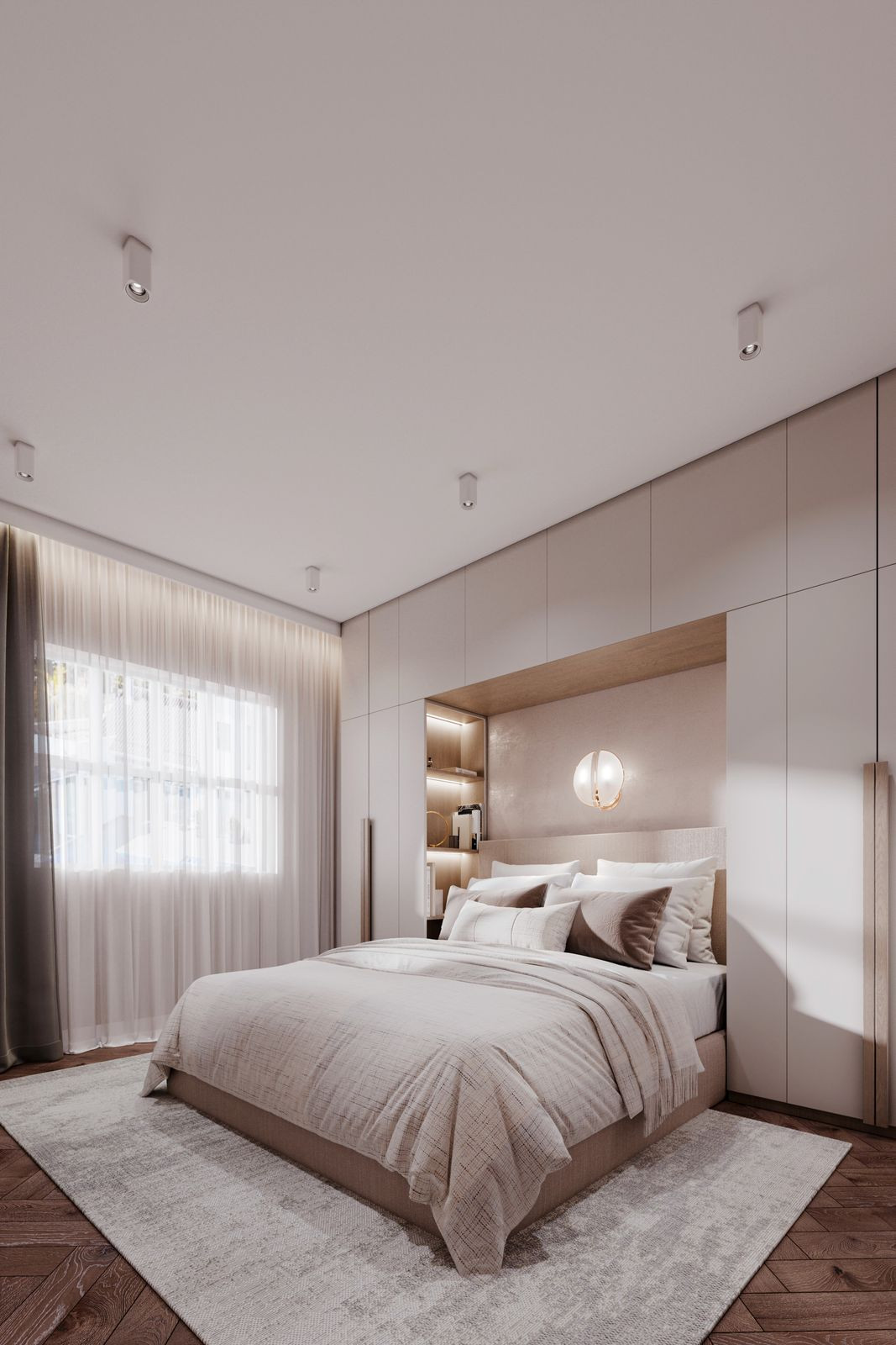 Moderne slaapkamer in neutrale kleuren met inbouwkasten en veel natuurlijk licht.