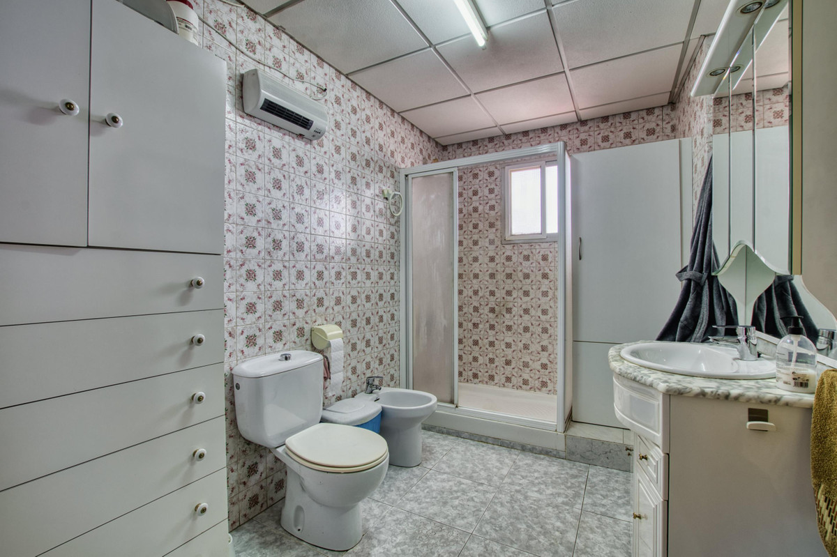 Badkamer met toilet, douche en kastruimte