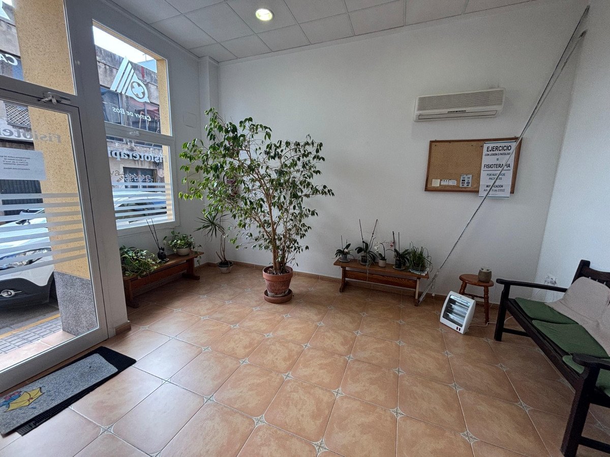 Commercial in Ondara in Ondara, Commercial