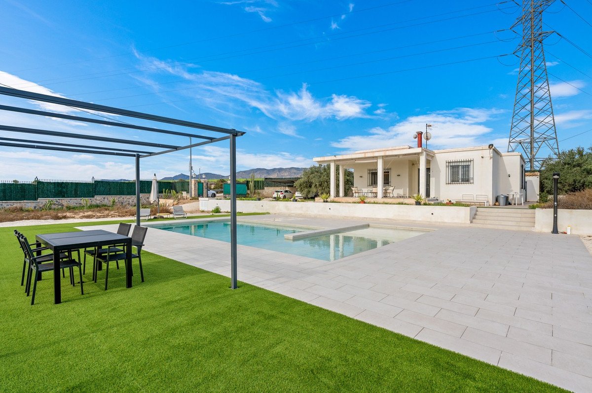 3 Bed بيت مدينة in Elche في Elche, تاون هاوس