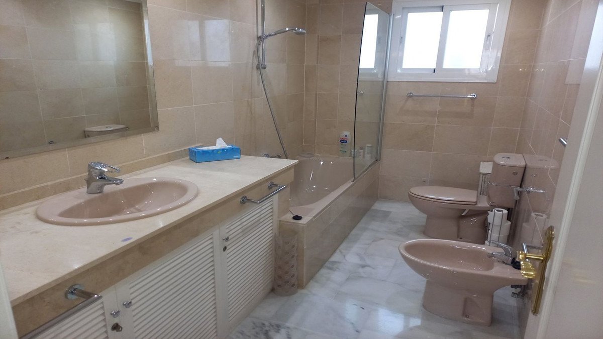 3 Bed Middle Floor Apartment in Elviria in Elviria — Apartment