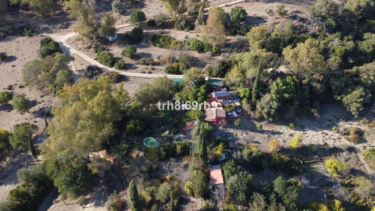 Luchtfoto van landgoed met villa, zwembad, omgeven door groen en bomen.