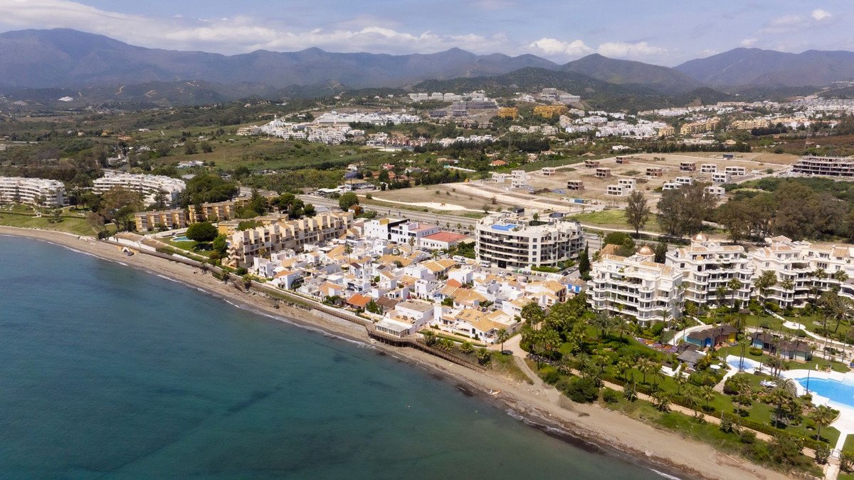 2 Bed Middle Floor Apartment in Estepona in Estepona — Apartment