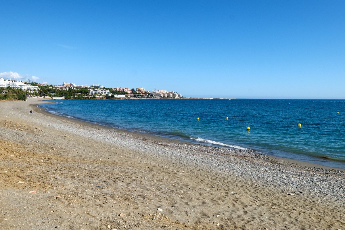 2 Bed شقة في الطابق الأوسط in Estepona في Estepona, 