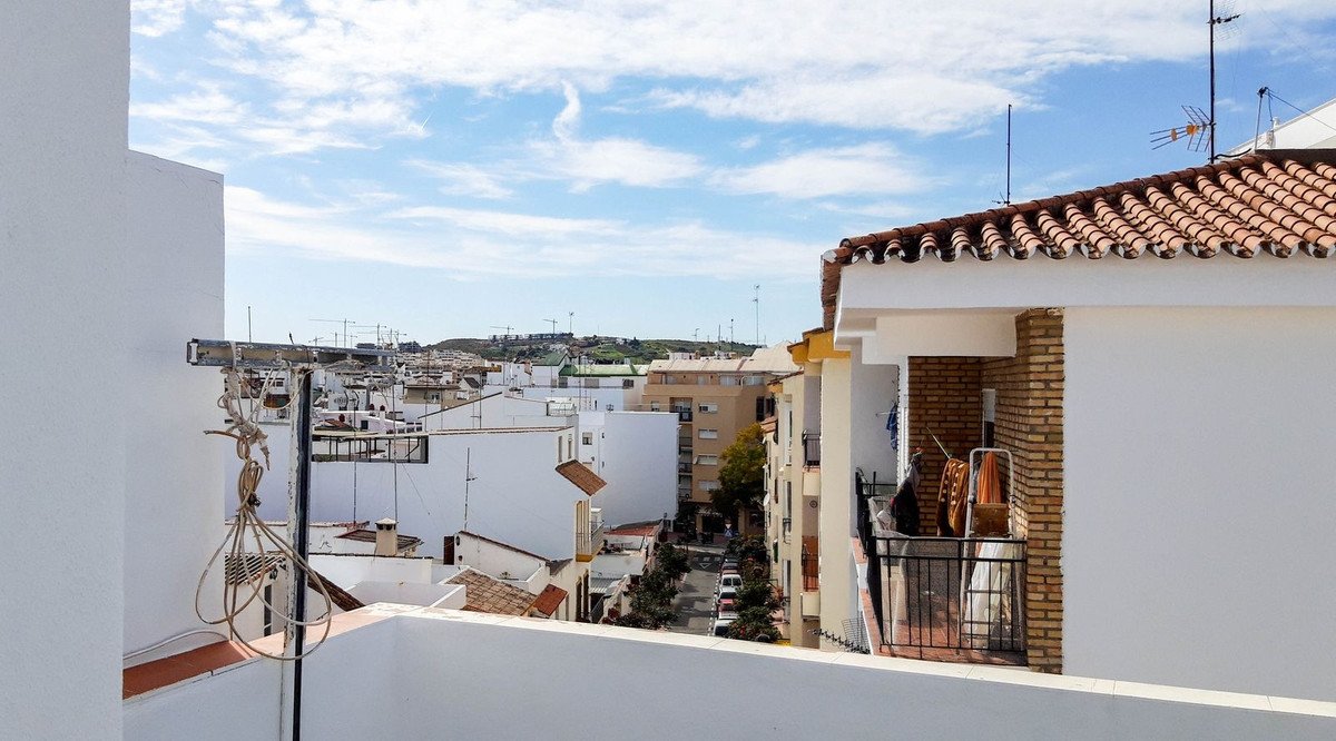 4 Bed Middle Floor Apartment in Estepona in Estepona, Apartment