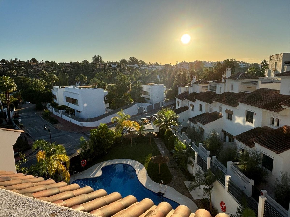 3 Bed بيت مدينة in Estepona في Atalaya, تاون هاوس