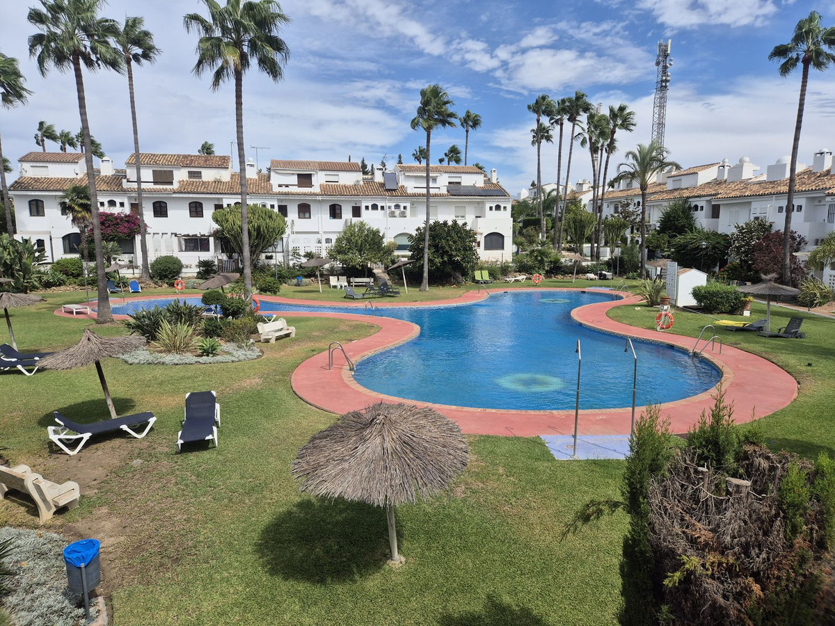 4 Bed بيت مدينة in Atalaya في Atalaya, تاون هاوس
