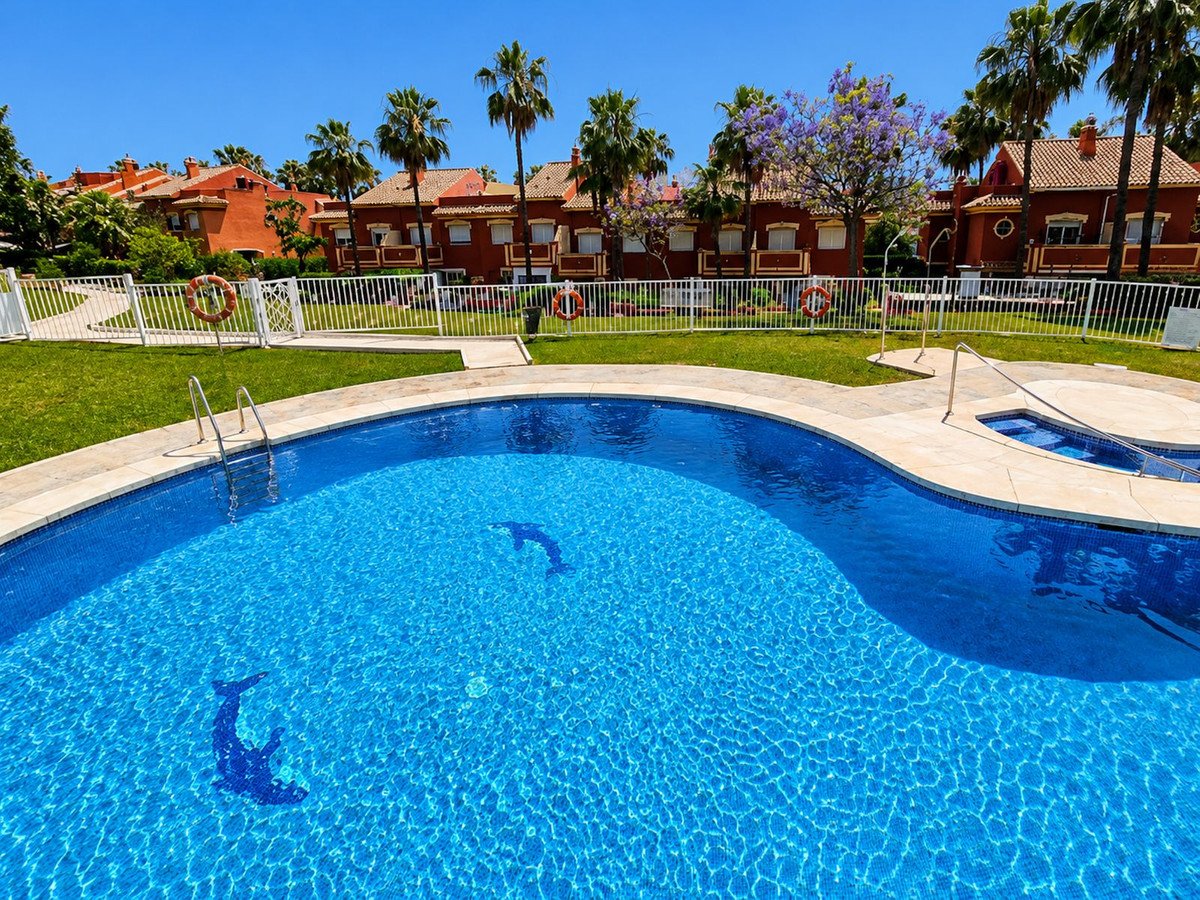 4 Bed بيت مدينة in Atalaya في Atalaya, تاون هاوس