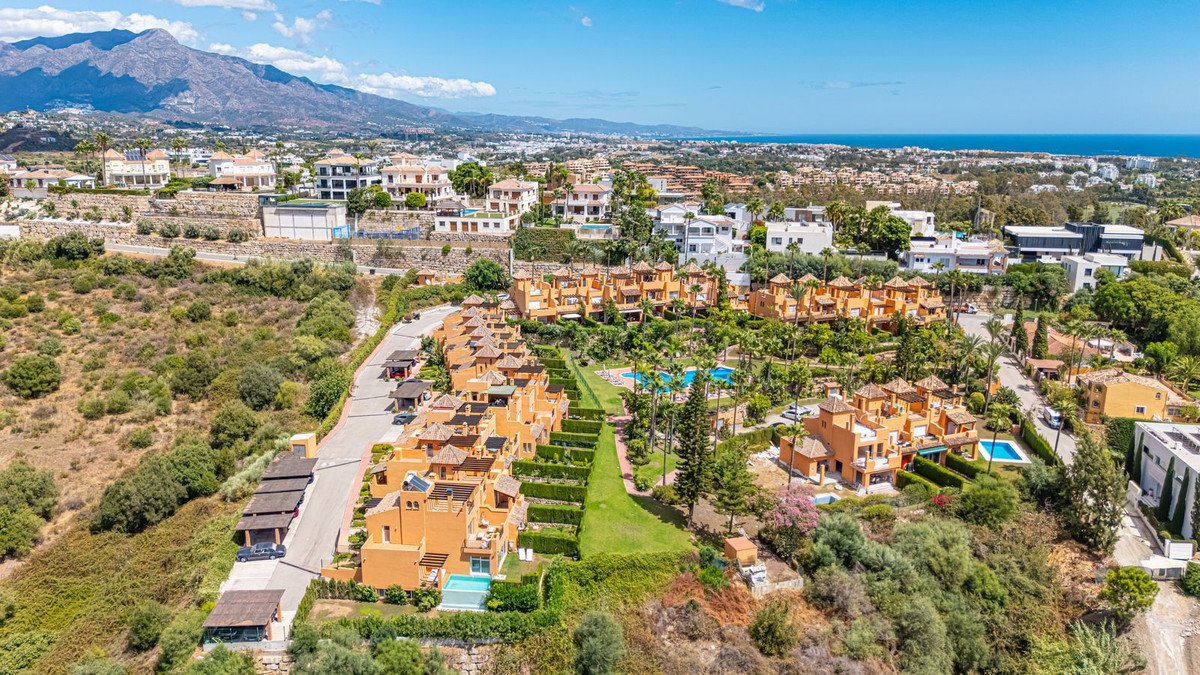 4 Bed Редова къща in Atalaya в Benahavís