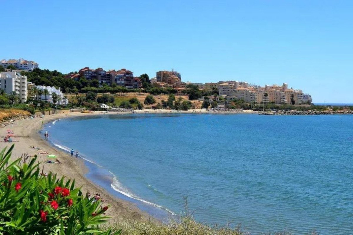 1 Bed شقة في الطابق الأوسط in Estepona في Estepona, 