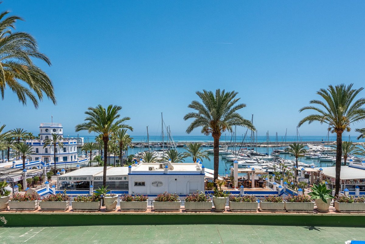 1 Bed شقة في الطابق الأوسط in Estepona في Estepona, شقة