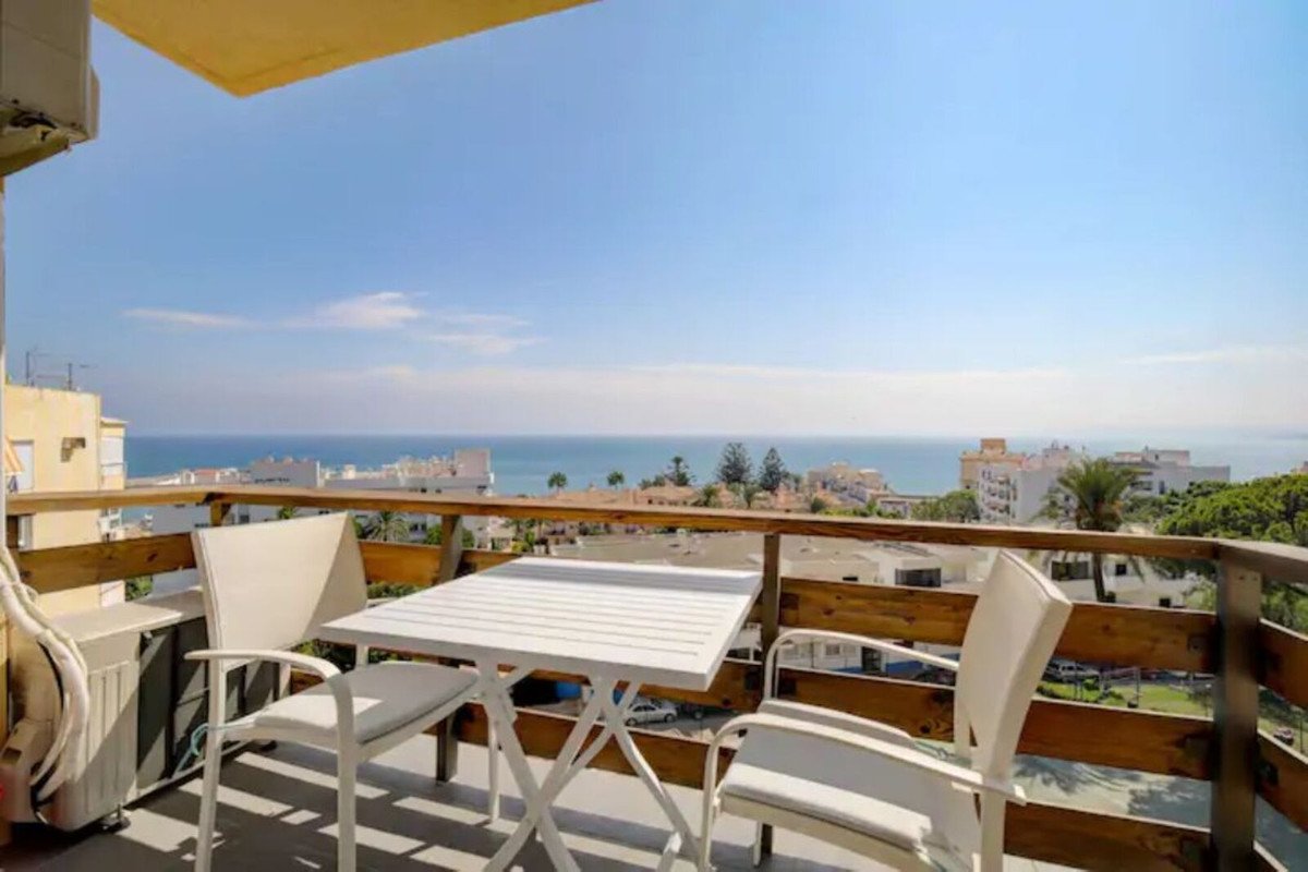 1 Bed شقة في الطابق الأوسط in Estepona في Estepona, 