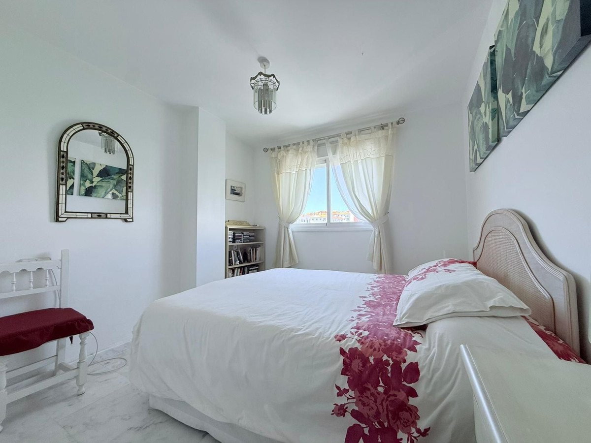 2 Bed Apartamento en planta intermedia in Estepona en Estepona, 