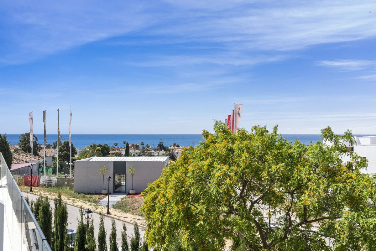 2 Bed Middle Floor Apartment in Estepona