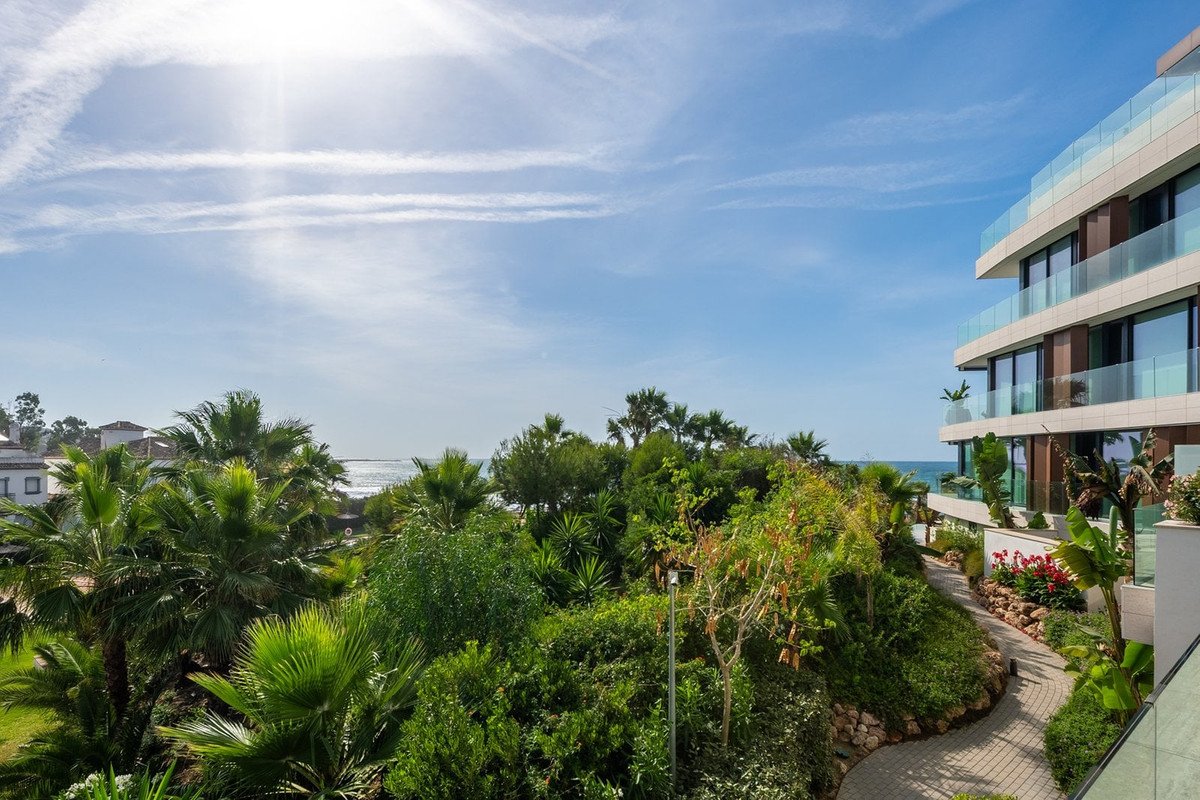2 Bed Middle Floor Apartment in Estepona