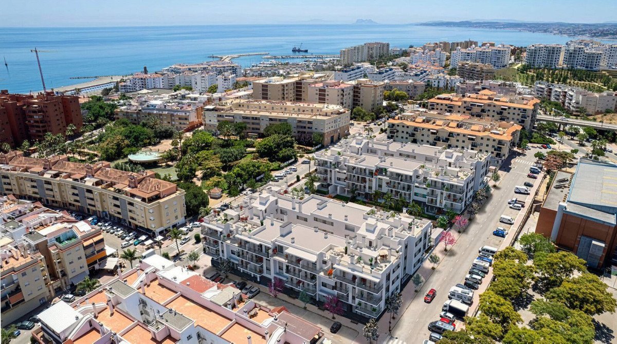 2 Bed شقة في الطابق الأوسط in Estepona في Estepona, 